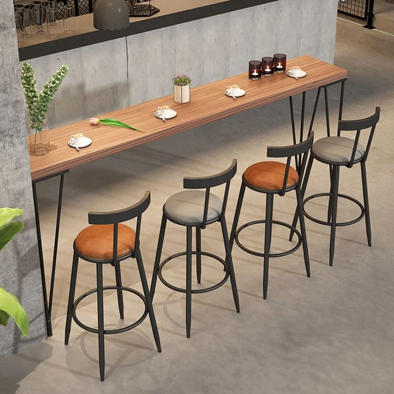 Tavolo da pranzo moderno con accento bistrot legno massello con gambe moderne Clearhalo