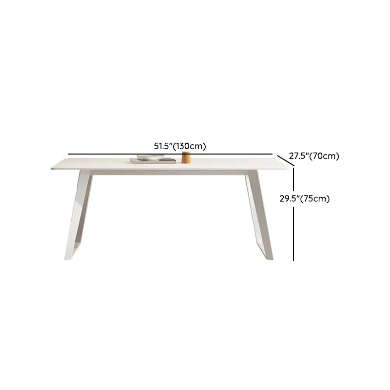 Tavolo da pranzo moderno rettangolare. Piano pietra bianca con base slitta metallo Clearhalo