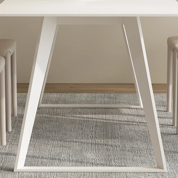 Tavolo da pranzo moderno rettangolare. Piano pietra bianca con base slitta metallo Clearhalo