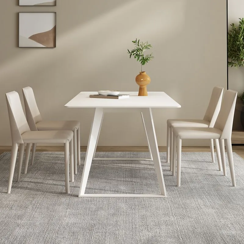 Tavolo da pranzo moderno rettangolare. Piano pietra bianca con base slitta metallo Clearhalo