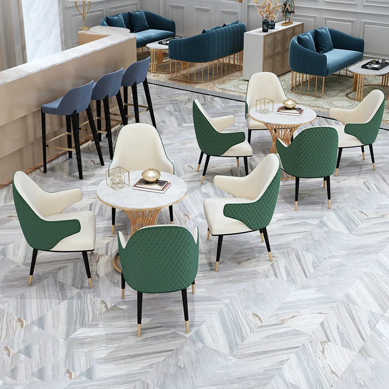 Tavolo da pranzo rotondo con base dorata Tavolo Glam finto marmo per la casa Clearhalo