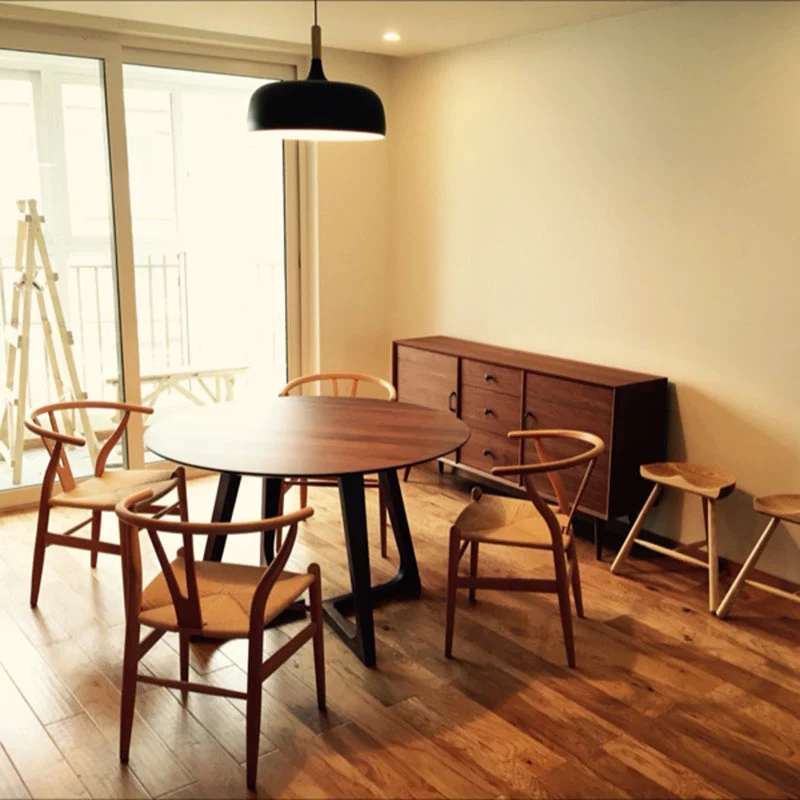 Tavolo da pranzo rotondo con base marrone Tavolo moderno legno per sala da pranzo Clearhalo