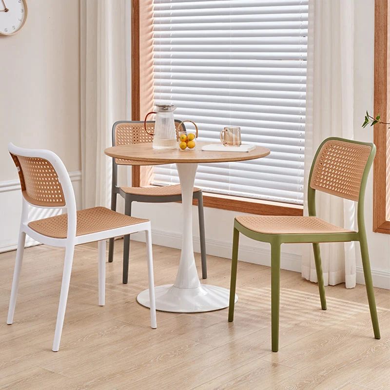Tavolo da pranzo rotondo moderno con piano legno naturale con base tulipano Clearhalo