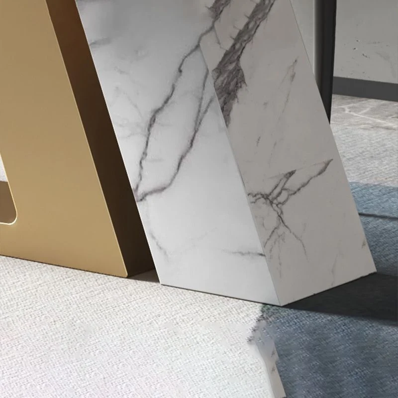 Tavolo rettangolare con base metallo dorato Tavolo da pranzo moderno con piano pietra sinterizzata bianca e nera Clearhalo