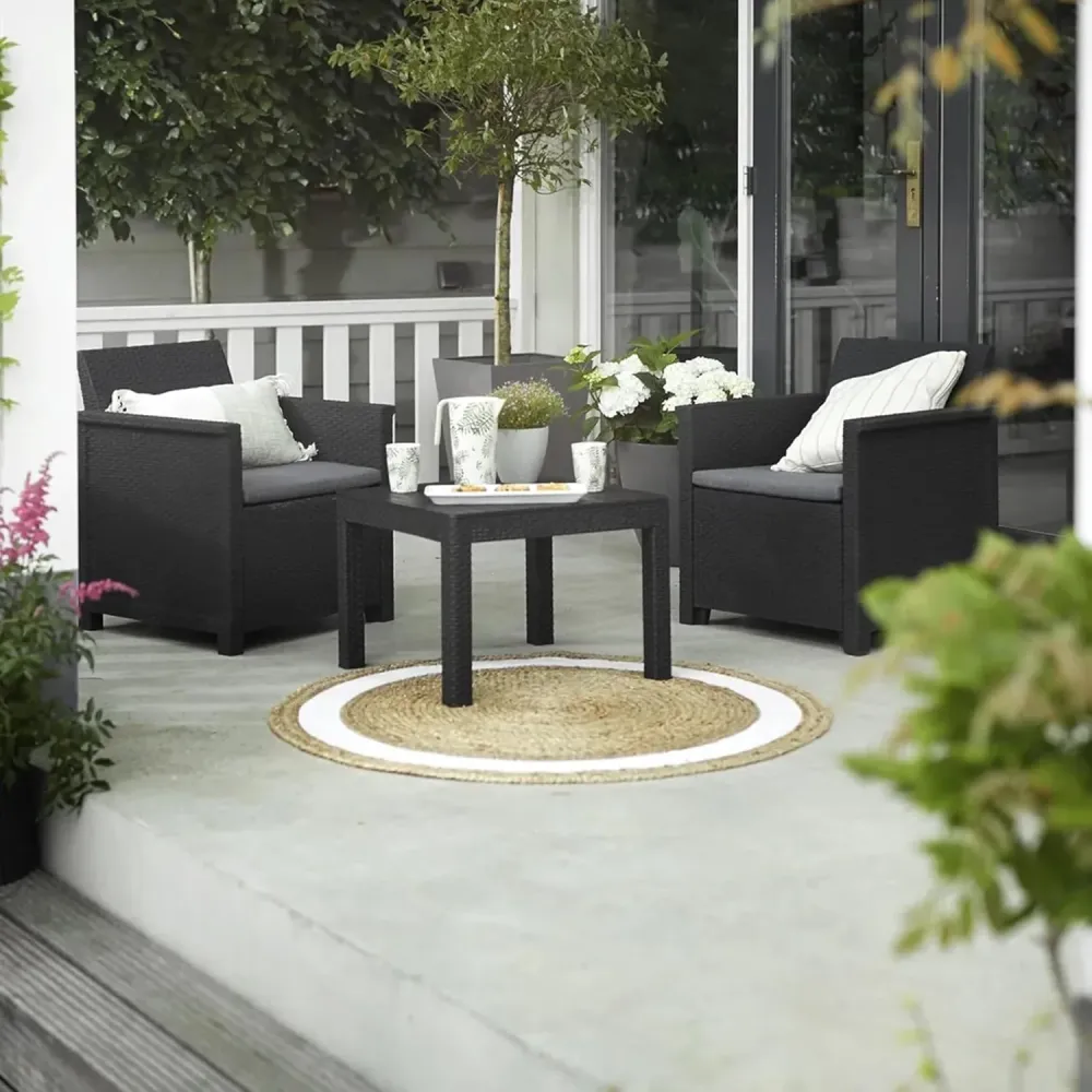 Salottino Da Esterno Emma Balcony Set 3 Pezzi Resina Effetto Rattan Colore Graphite Con 2 Poltrone E Tavolino Keter