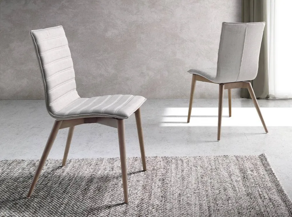 SEDIA RIVESTITA TESSUTO CON GAMBE LEGNO COLOR NOCE ANGEL CERDA