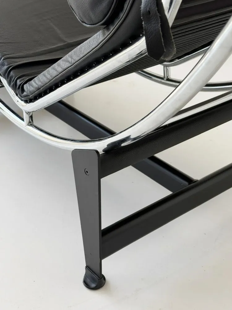 Chaise longue pelle nera e metallo cromato – stile modernista