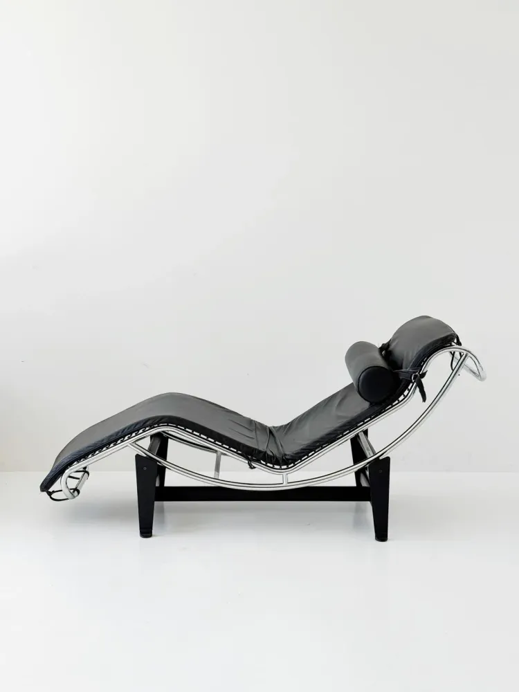 Chaise longue pelle nera e metallo cromato – stile modernista