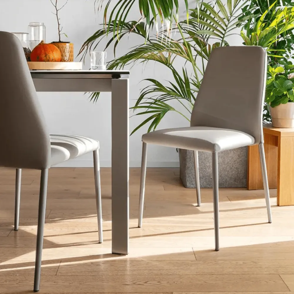 Set di sedie moderne da soggiorno "Club" con seduta e schienale imbottiti cm 47x57 91h Connubia