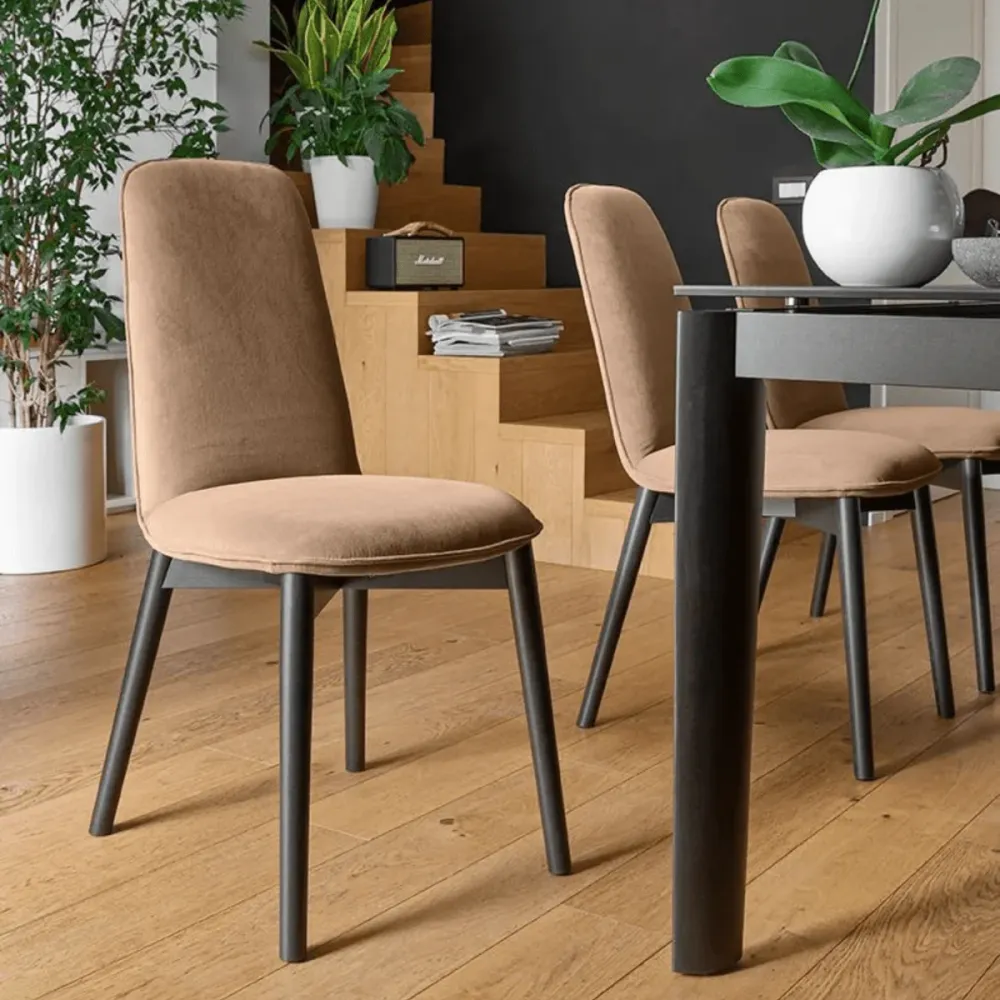 Set di sedie moderne da soggiorno "Riley" con tessuto imbottito cm 46x60,5 94h Connubia