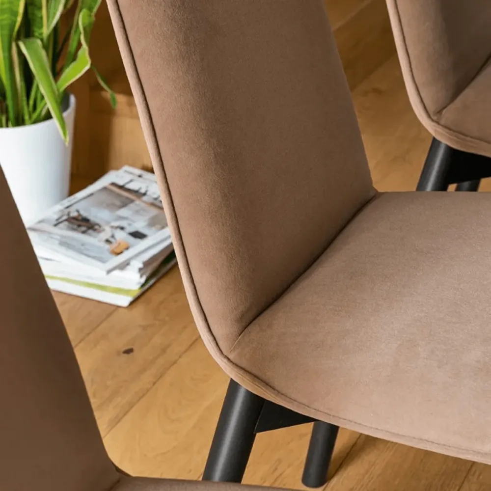 Set di sedie moderne da soggiorno "Riley" con tessuto imbottito cm 46x60,5 94h Connubia