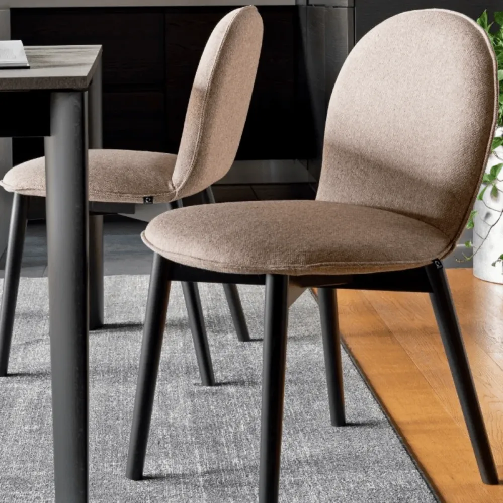 Set di sedie moderne da soggiorno "Riley Mid" con seduta tessuto cm 47x54 85,5h Connubia