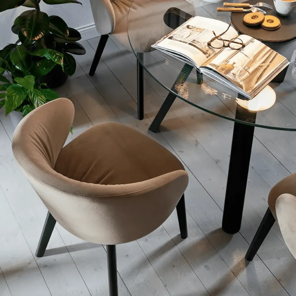 Set di sedie moderne da soggiorno "Tuka Soft" con gambe legno Connubia