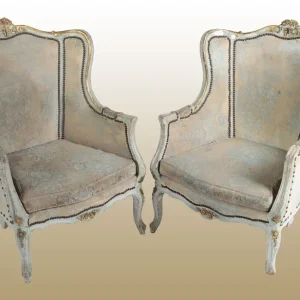 Coppia di poltrone Bergere francesi del 1800 legno laccato decapato con stupendi decori dorati
