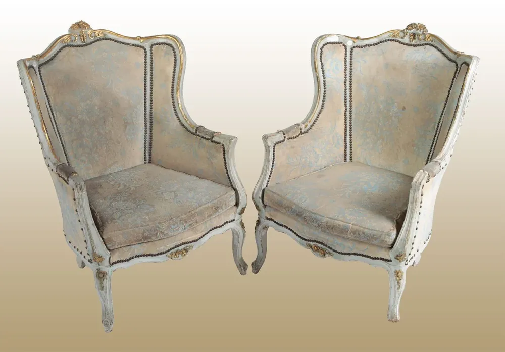 Coppia di poltrone Bergere francesi del 1800 legno laccato decapato con stupendi decori dorati