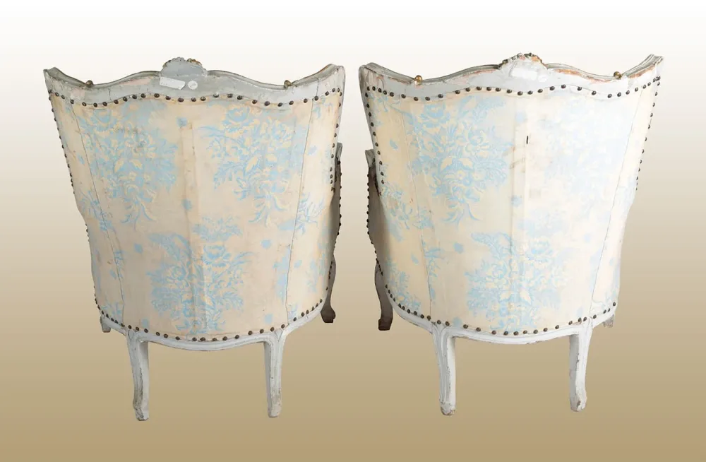 Coppia di poltrone Bergere francesi del 1800 legno laccato decapato con stupendi decori dorati