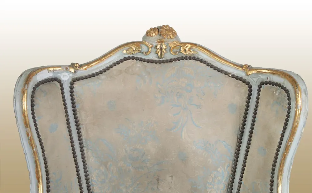 Coppia di poltrone Bergere francesi del 1800 legno laccato decapato con stupendi decori dorati