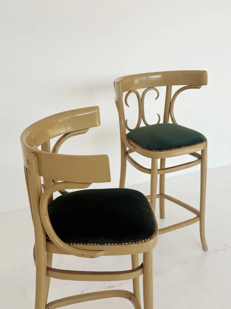 Coppia di sgabelli alti legno curvato
