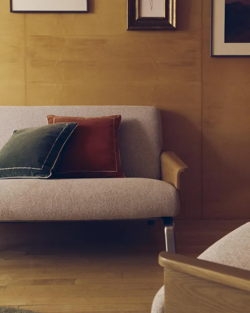 Divano Amsen 2 posti beige realizzato multistrato di rovere con gambe acciaio inossidabile spazzolato 150 cm