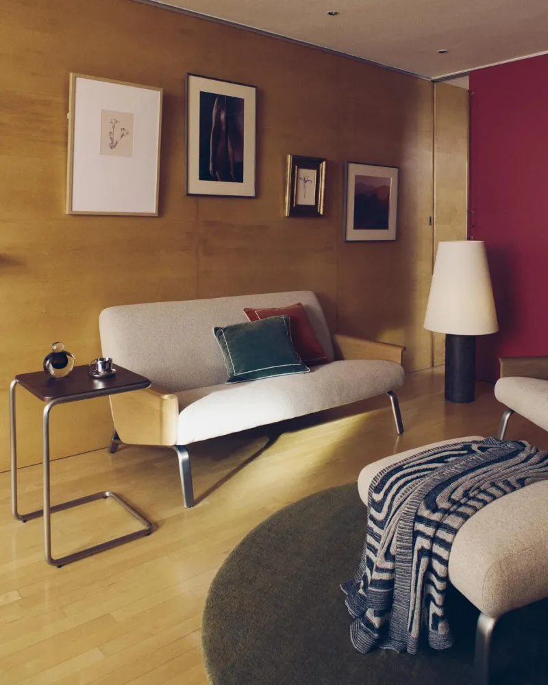 Divano Amsen 2 posti beige realizzato multistrato di rovere con gambe acciaio inossidabile spazzolato 150 cm