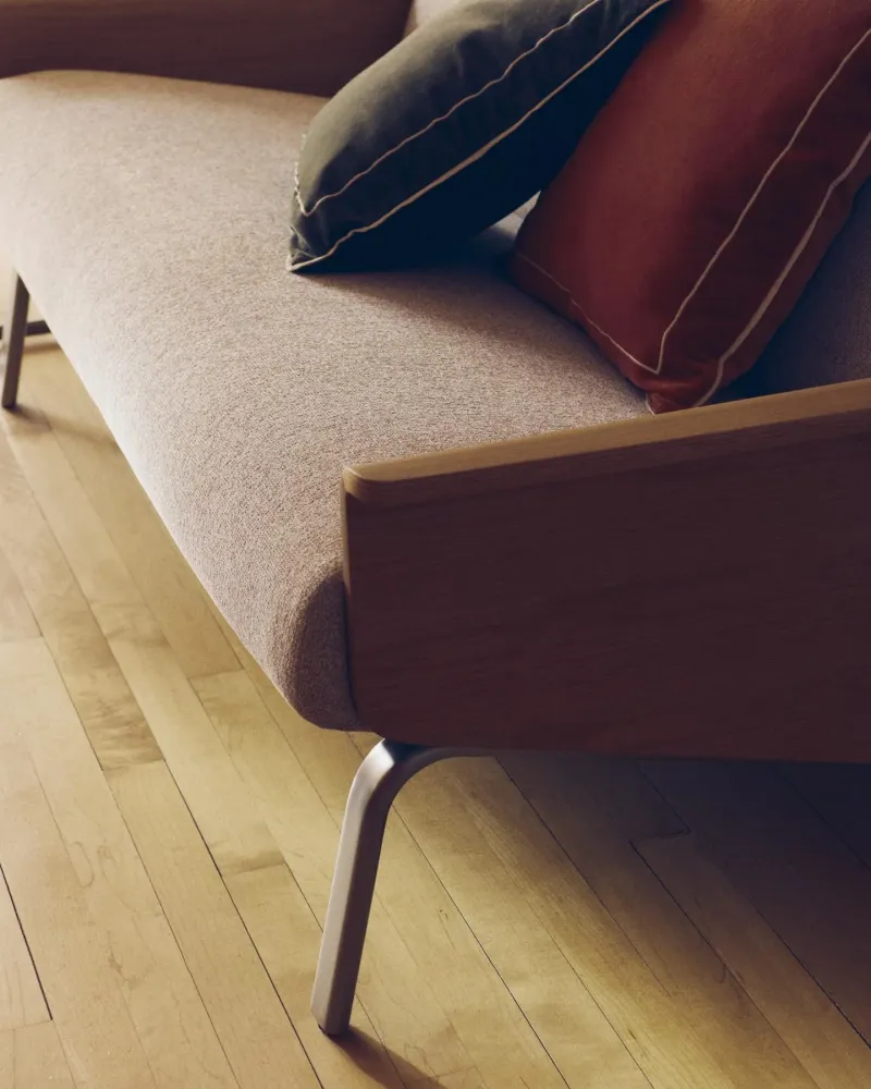Divano Amsen 2 posti beige realizzato multistrato di rovere con gambe acciaio inossidabile spazzolato 150 cm