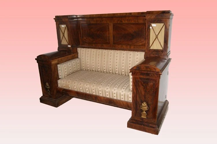 Divano Biedermeier piuma di mogano con vetrine