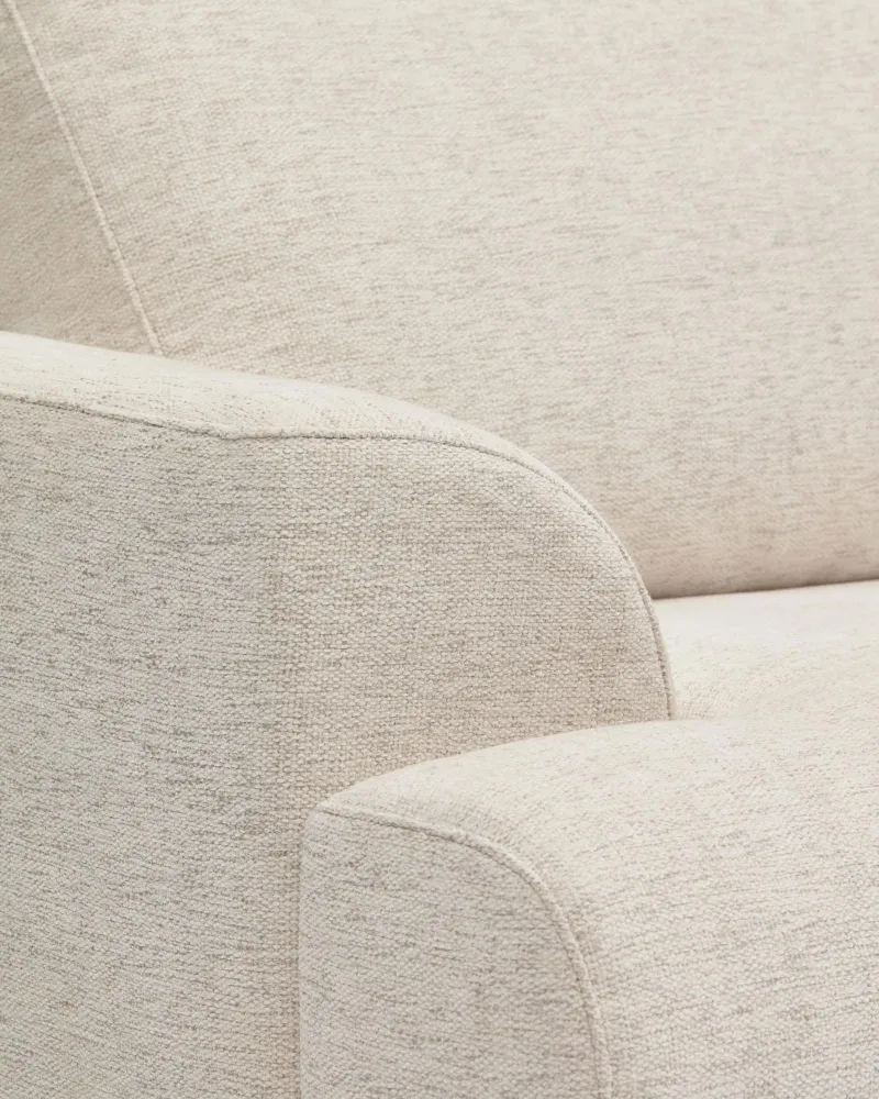 Divano Karin 3 posti beige con gambe legno massello di faggio finitura noce 231 cm