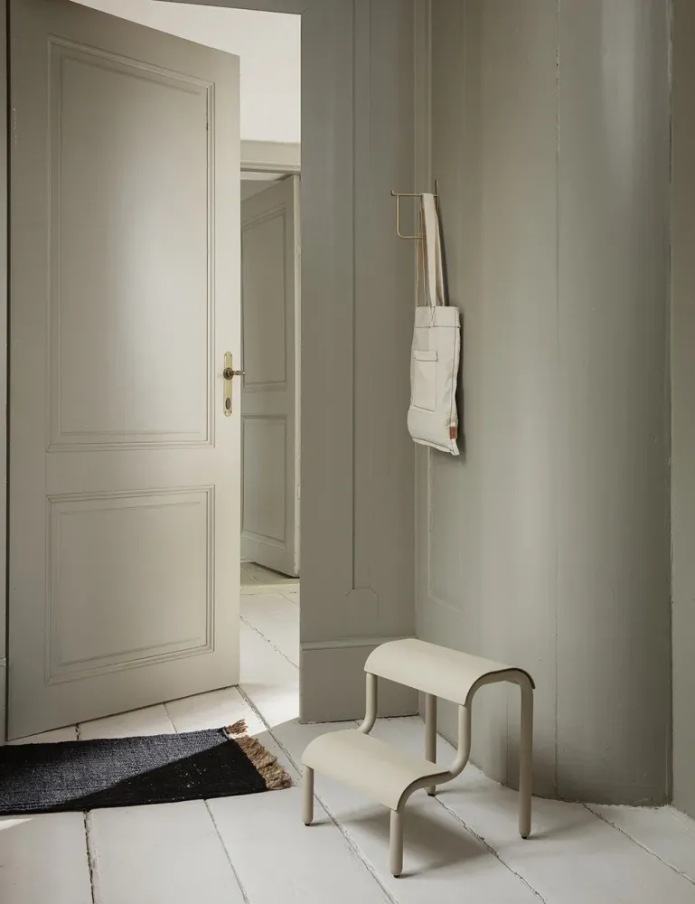 sgabello con gradino alto Ferm Living