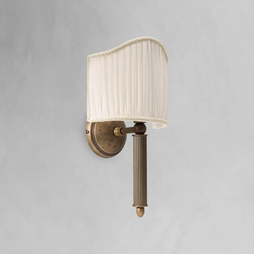 Applique Neoclassica con Colonna Scanalata e Paralume Tessuto Ghidini 1849