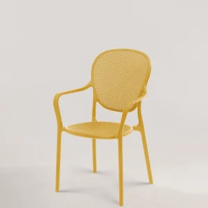 Impallidisce vaso di sedie di plastica giallo argilla