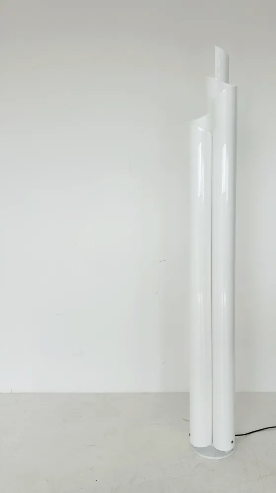 Lampada da terra Chimera disegnata da Vico Magistretti per Artemide
