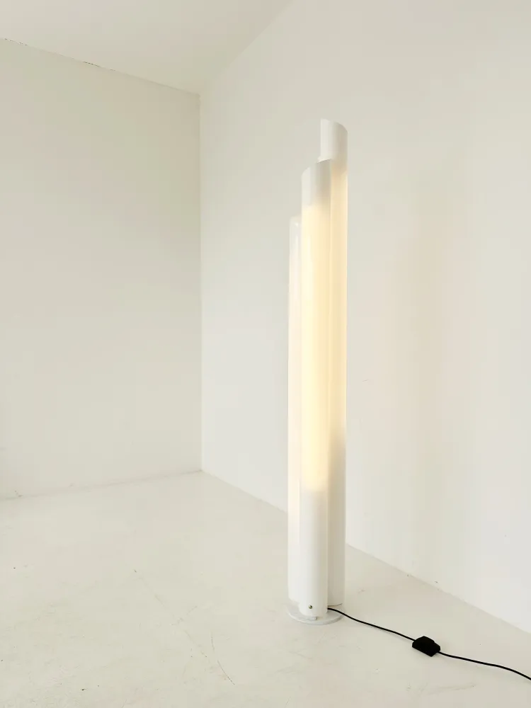 Lampada da terra Chimera disegnata da Vico Magistretti per Artemide