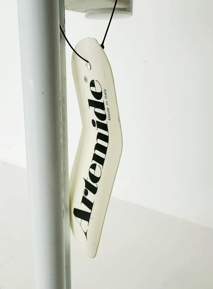 Lampada da terra Chimera disegnata da Vico Magistretti per Artemide