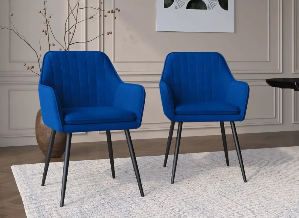 Set di 2 sedie EDWIGE con braccioli velluto blu, piedi neri NBC