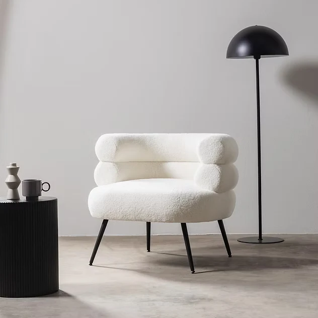 Poltrona/sedia imbottita MAGNIFIQUE, arrotondata ecrù, gambe nere NOVA NOOK