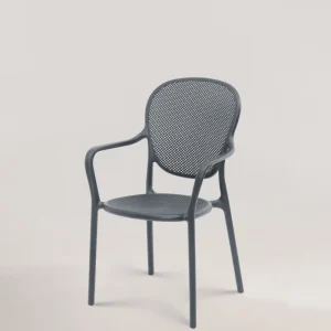 Pales sedia di plastica rotolando pietra grigio