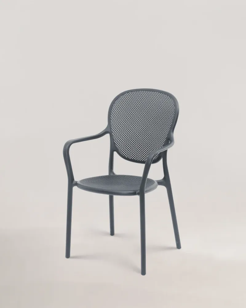 Pales sedia di plastica rotolando pietra grigio