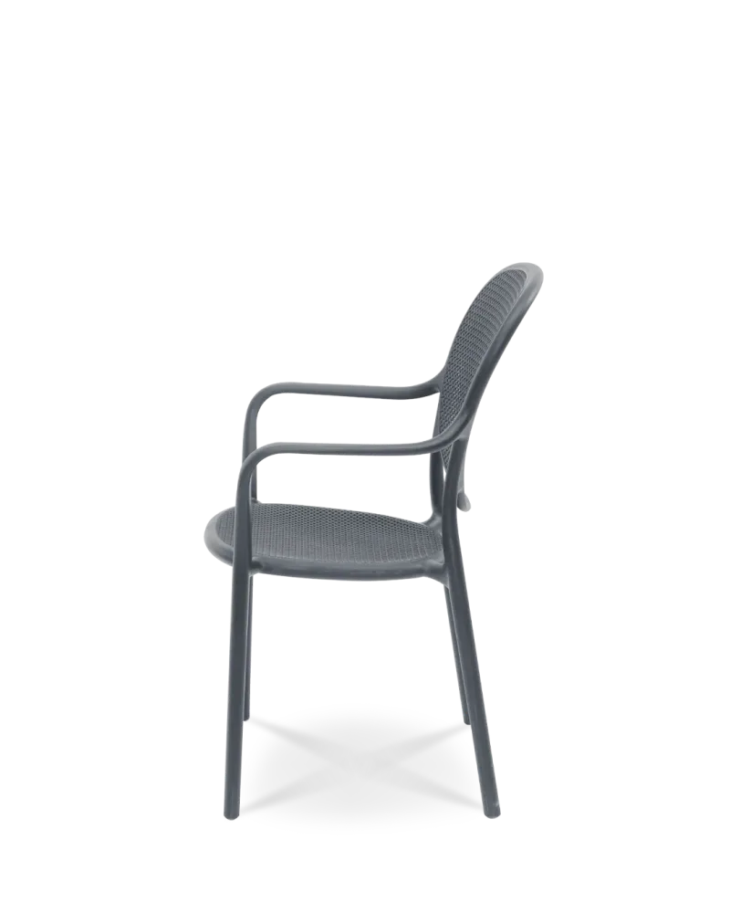 Pales sedia di plastica rotolando pietra grigio