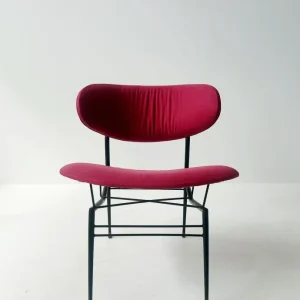 piccola poltroncina dal design modernista, di origine italiana e risalente agli anni ’50.