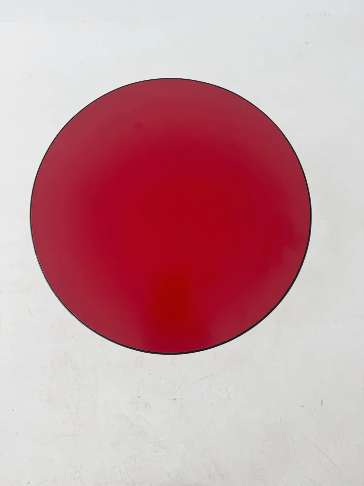 Piccolo sgabellino con seduta rossa