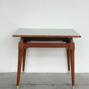 Piccolo tavolo con piano formica