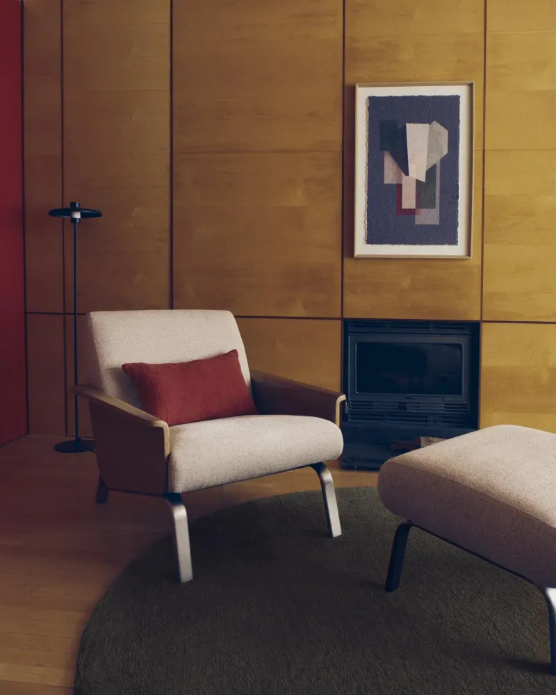 Poltrona Amsen beige realizzata multistrato di rovere con gambe acciaio inossidabile spazzolato