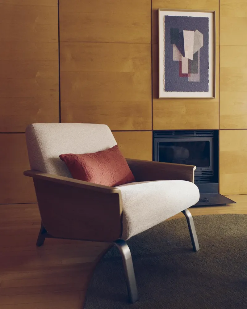 Poltrona Amsen beige realizzata multistrato di rovere con gambe acciaio inossidabile spazzolato