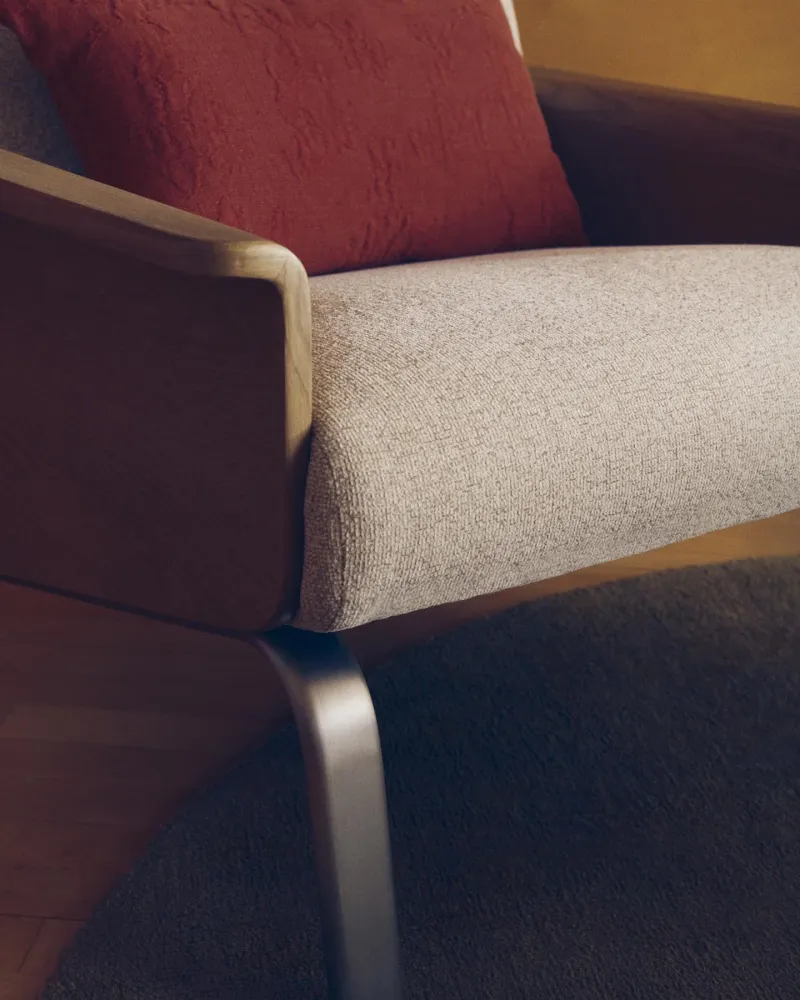 Poltrona Amsen beige realizzata multistrato di rovere con gambe acciaio inossidabile spazzolato