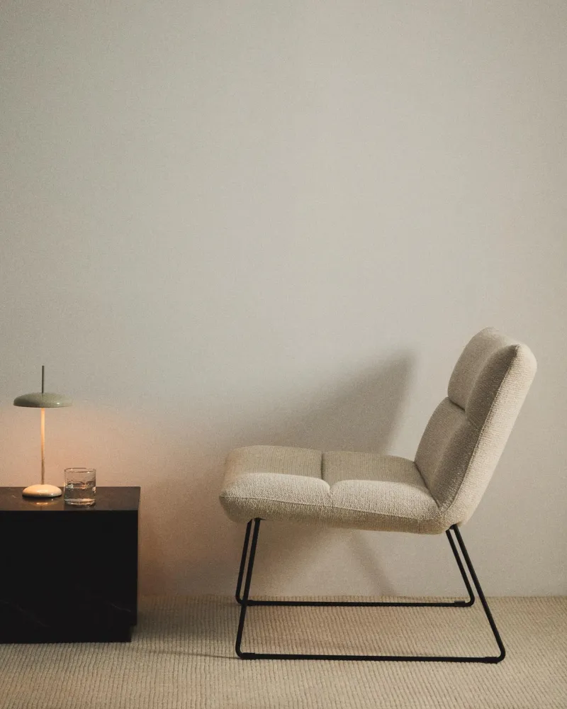 Poltrona Asen ciniglia beige con gambe acciaio nero FSC 100%