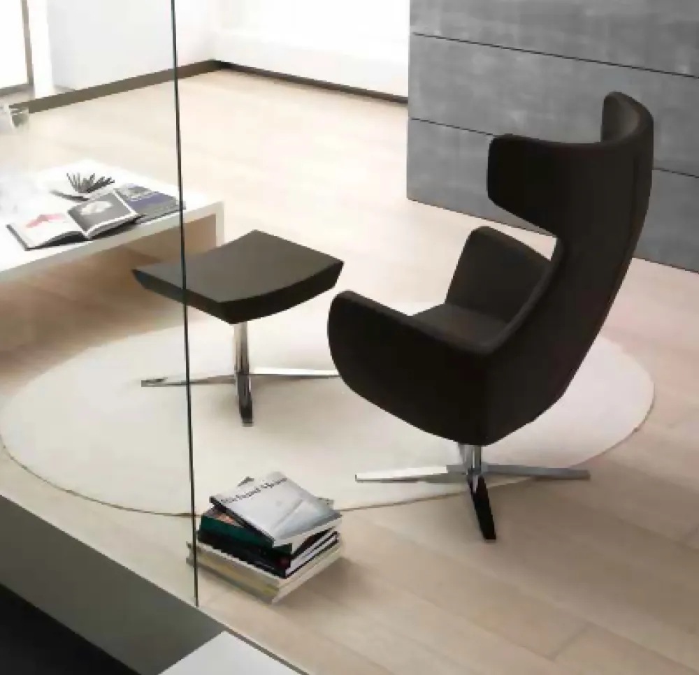 Poltrona girevole con pouf moderna imbottita schienale alto base metallo - vari colori