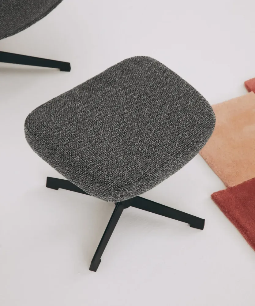 Poltrona imbottita con tessuto bouclé e pouf Elsa