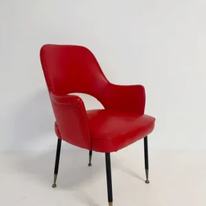Poltrona italiana anni ’50 skai rosso, con schienale sagomato e apertura posteriore.