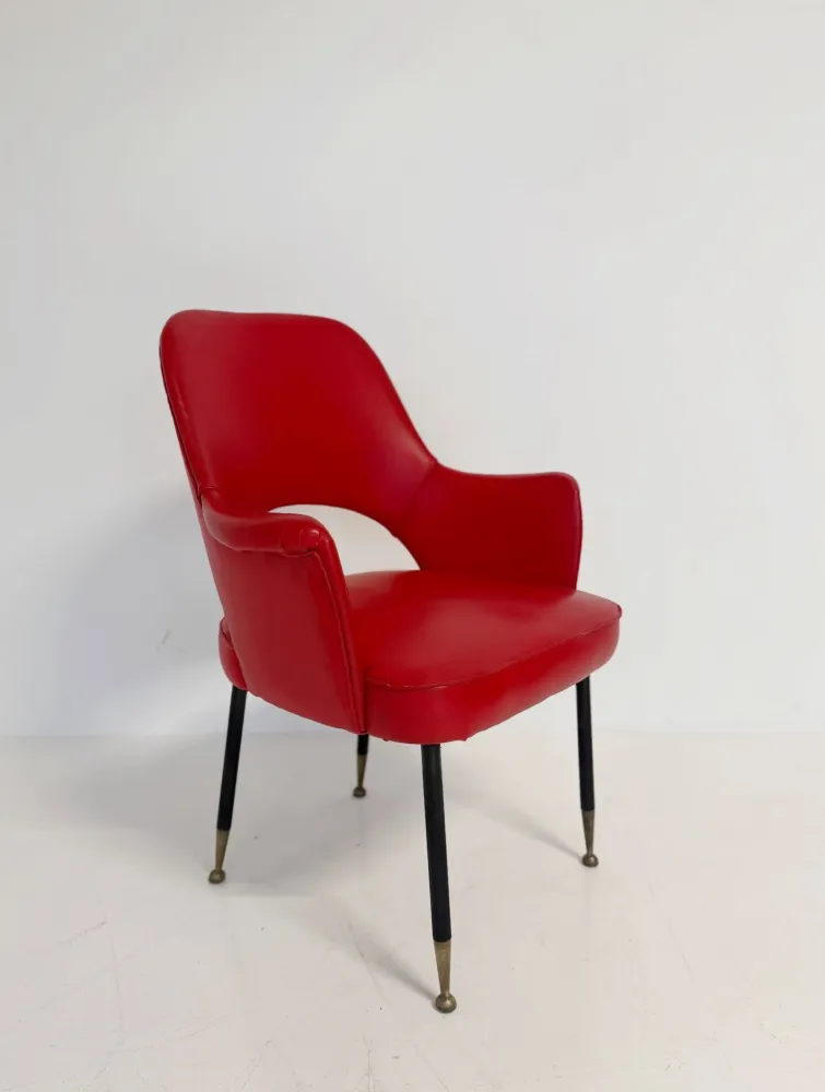 Poltrona italiana anni ’50 skai rosso, con schienale sagomato e apertura posteriore.