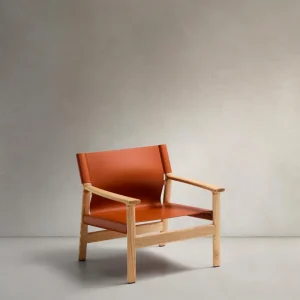 Poltrona Jan realizzata fibre di pelle riciclata colore chiaro<tc>braun</tc> e legno massello di frassino FSC 100 % con F